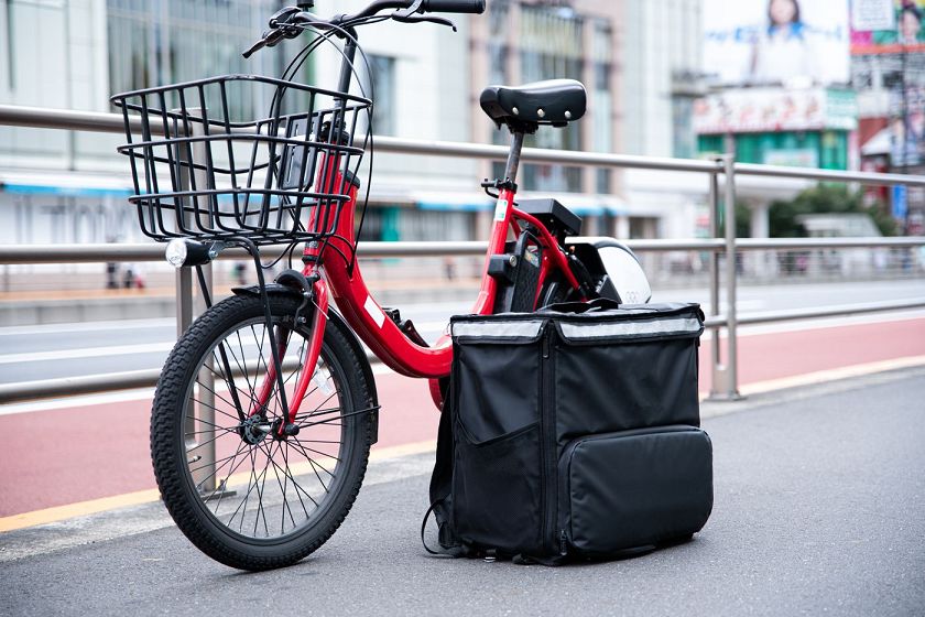 デリバリー用赤い電動自転車